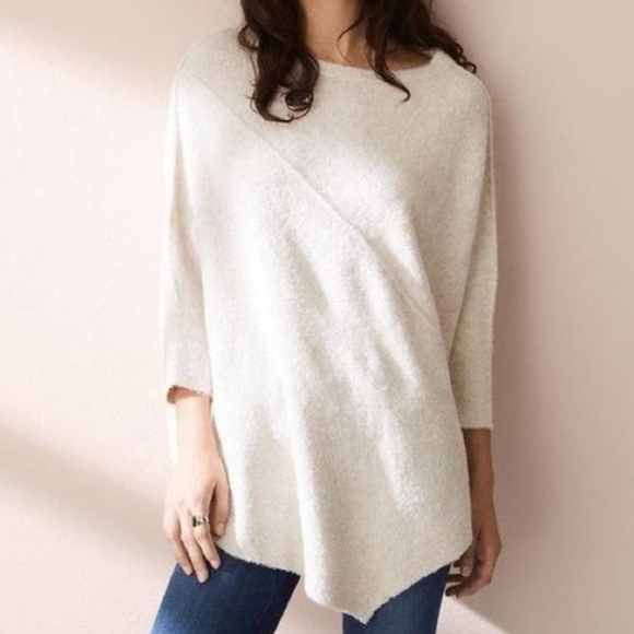 Oversize L/XL Poncho-Style Sweater with Asymmetric Hem - Picture 4 of 8